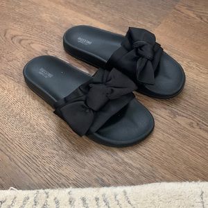 black bow slides